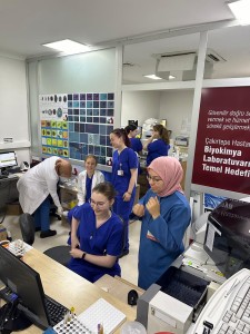 zespół laboratoryjny wraz ze studentkami. Kliknij, aby powiększyć zdjęcie.